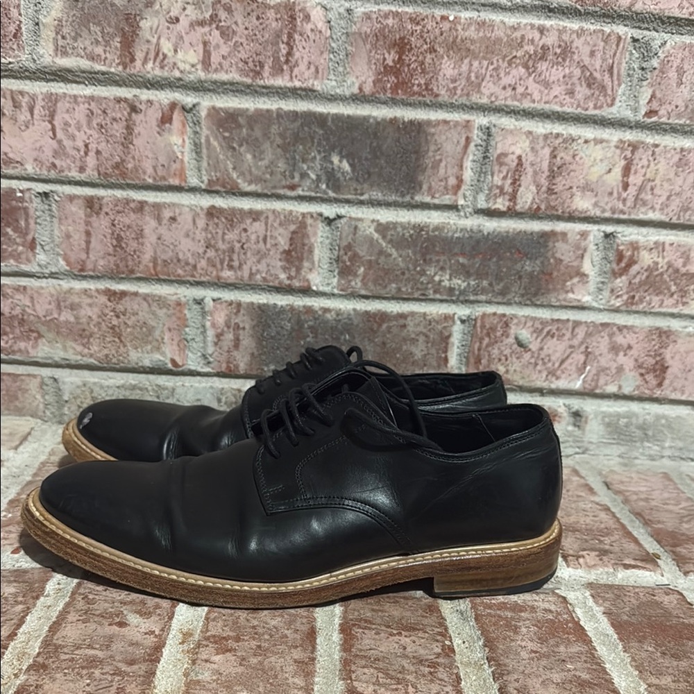 Black Leather Oxford Shoes with Lace-Up Design